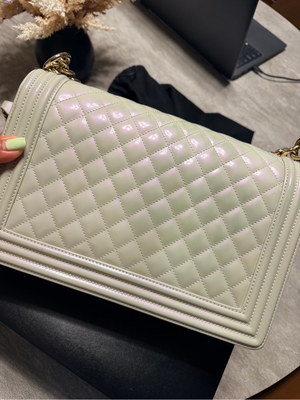 CHANEL Beige Quilted Shoulder Bag with Gold Chain - Picture 3 of 14